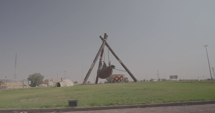مجسم قربة في دوار بمدينة حائل، لقطة نهارية.