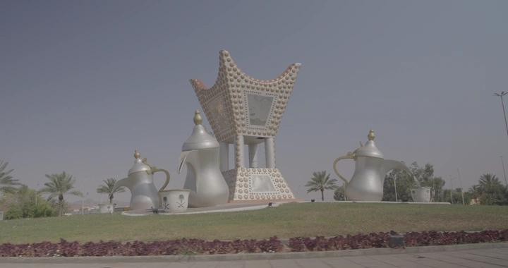 مجسم دلال القهوة في دوار الدلال بحائل، لقطة نهارية.