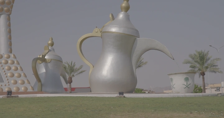 تمثال دلة كبيرة في دوار الدلال بحائل، لقطة نهارية.