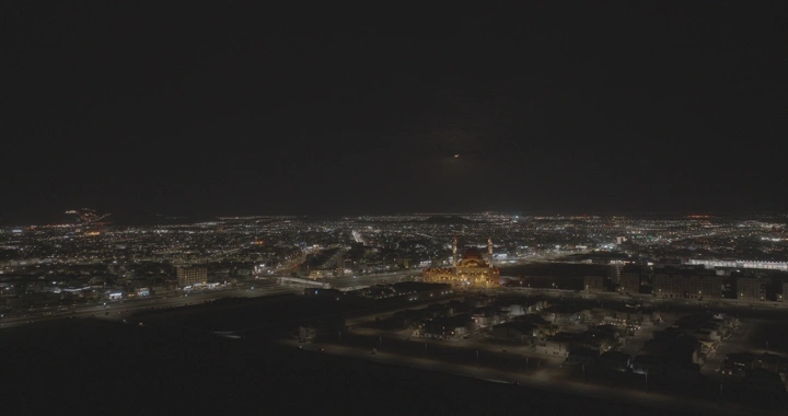 مدينة حائل ليلًا تحت ضوء القمر، منظر جوي.