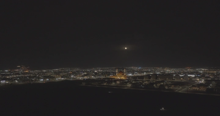 مسجد الراجحي في حائل تحت ضوء القمر، منظر ليلي بانورامي.