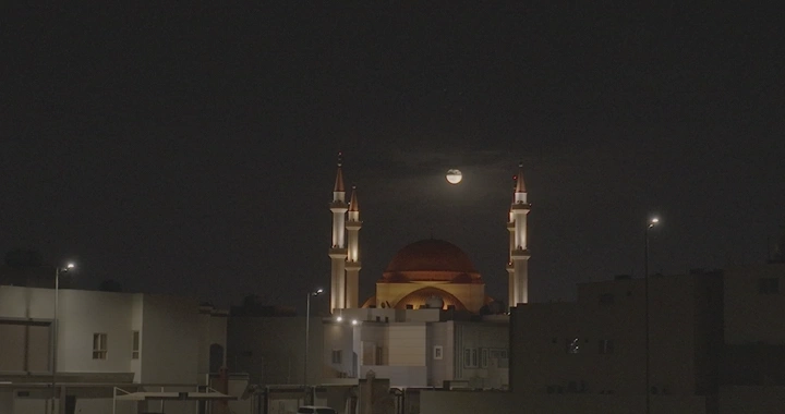 مسجد الراجحي في حائل تحت ضوء القمر، تصوير ليلي.