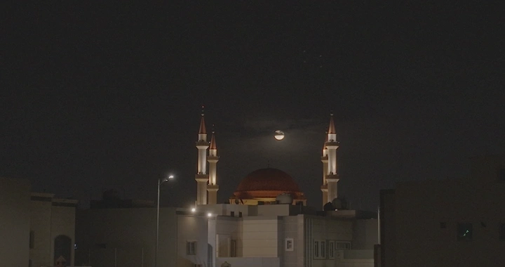 مسجد الراجحي في حائل تحت ضوء القمر، لقطة ليلية.