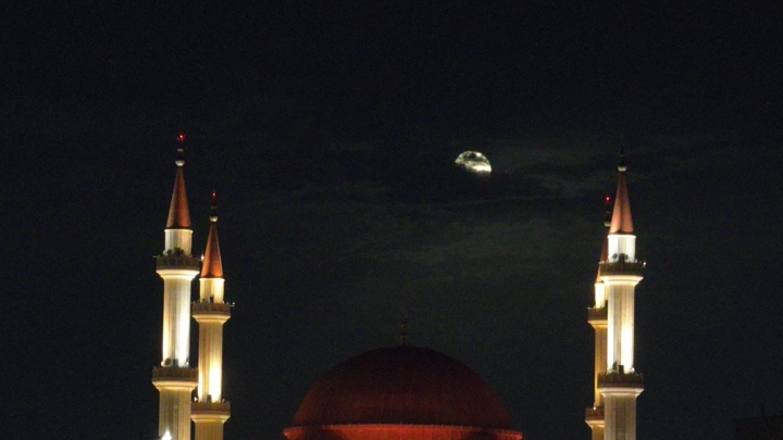 مسجد الراجحي في حائل تحت ضوء القمر، لقطة ليلية.