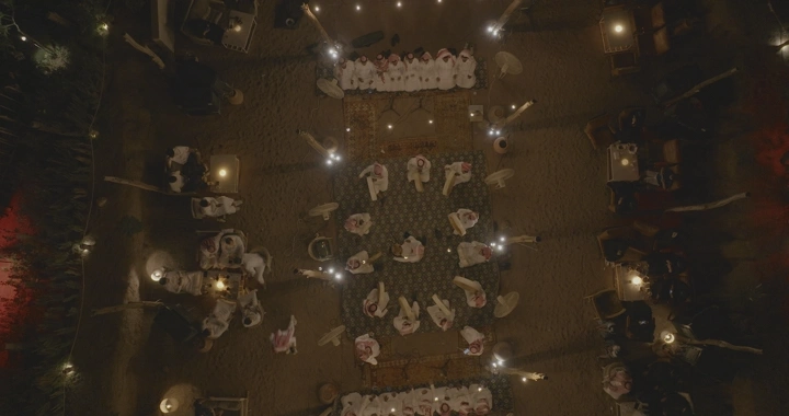 أشخاص يؤدون السامري في الليل، لقطة جوية علوية.