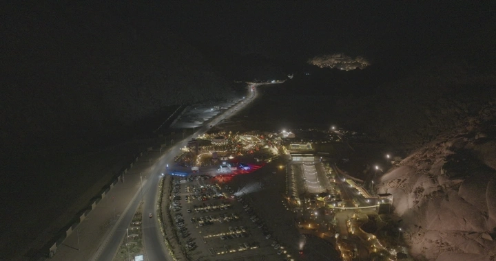 عقدة المضاءة ليلاً في حائل، تصوير جوي.