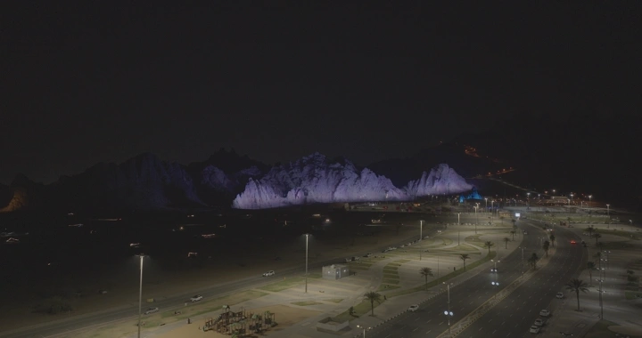 منظر ليلي لجبال المغواة في حائل، تصوير جوي.