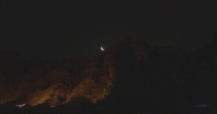 هلال فوق جبل ليلاً، لقطة ليلية.