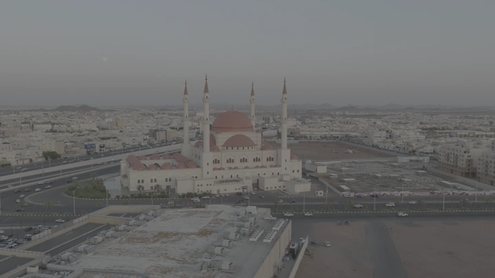 مسجد الراجحي في حائل عند الغروب، لقطة جوية.