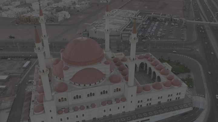 مسجد الراجحي في حائل، لقطة جوية في النهار.