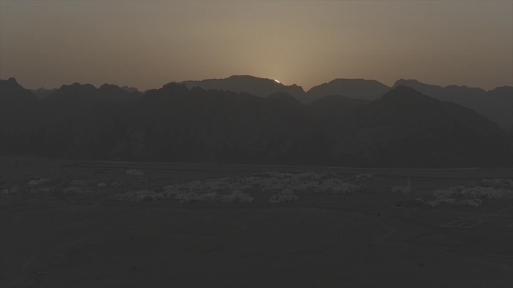 غروب الشمس خلف الجبال في حائل، لقطة جوية.