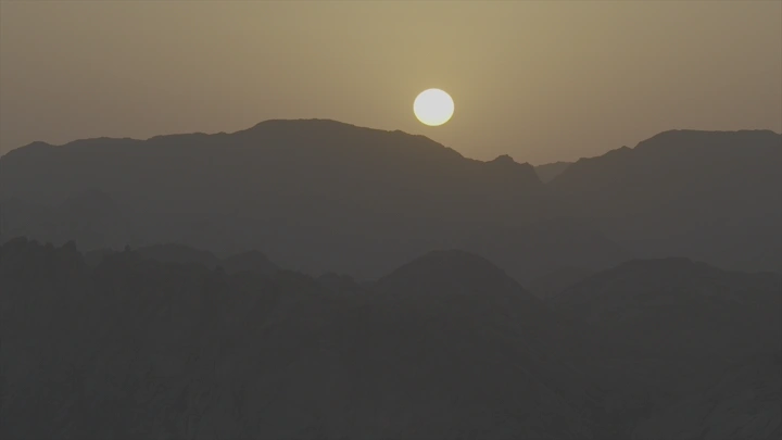 غروب الشمس فوق جبال حائل، لقطة بانورامية.