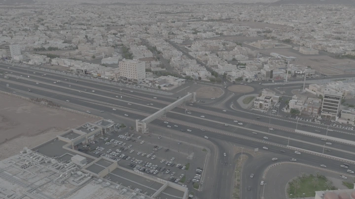 مدينة حائل مع جسر عبور وشارع رئيسي، لقطة جوية.