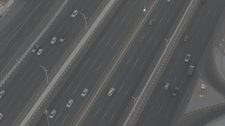 طريق سريع مزدحم بالسيارات، لقطة جوية.
