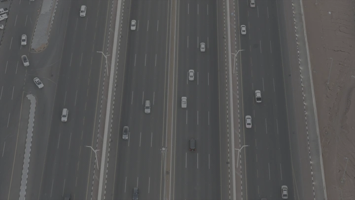 طريق سريع مزدحم في حائل، لقطة جوية.