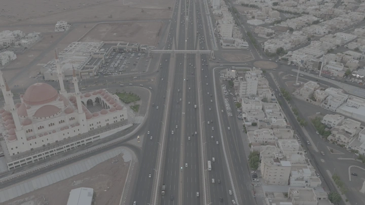 طريق سريع مزدحم في حائل، لقطة جوية.