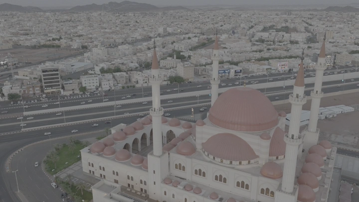 مسجد الراجحي في حائل، لقطة جوية نهارية.