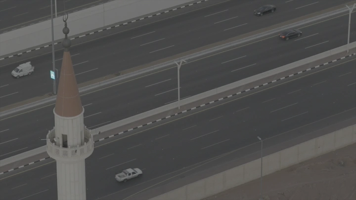 شارع سريع مع مئذنة في المقدمة، لقطة جوية.