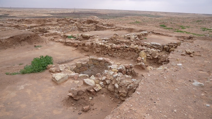 أطلال أثرية في طريق درب زبيدة، لقطة نهارية واسعة.