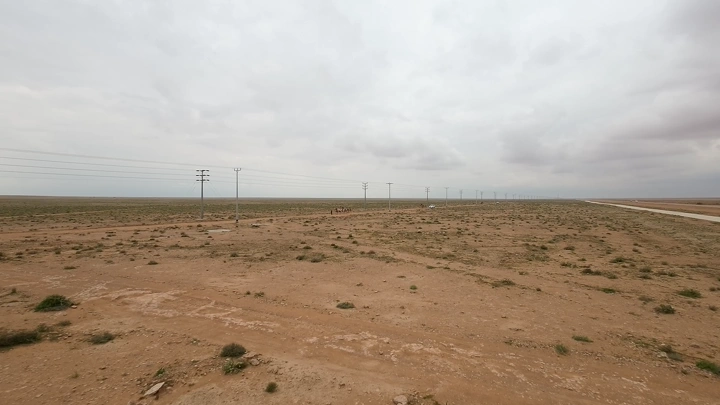 صحراء واسعة مع مرور الجمال عبرها، لقطة بانورامية.