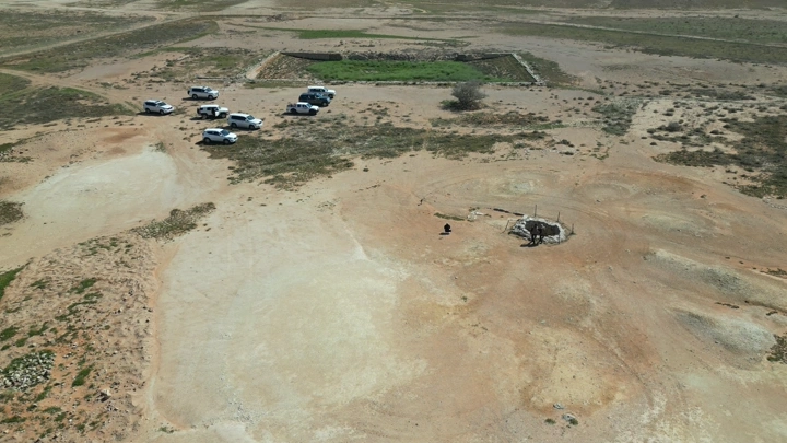 موقع تاريخي في طريق درب زبيدة مع سيارات متوقفة، لقطة جوية.