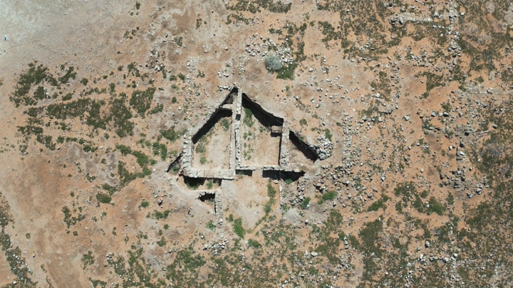 أطلال بناء تاريخي في طريق درب زبيدة، لقطة جوية.