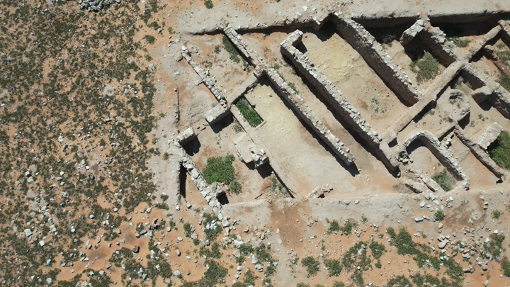 أطلال أثرية في طريق درب زبيدة، لقطة جوية.