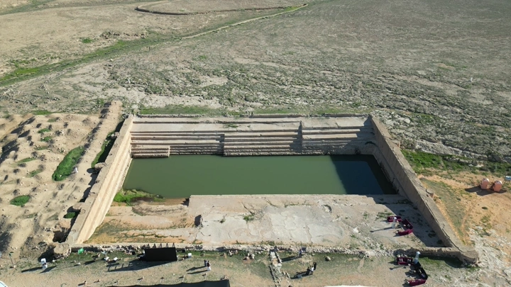 بركة عين زبيدة الأثرية في الصحراء، لقطة جوية.