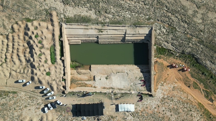 بركة عين زبيدة الأثرية في الصحراء، لقطة جوية.