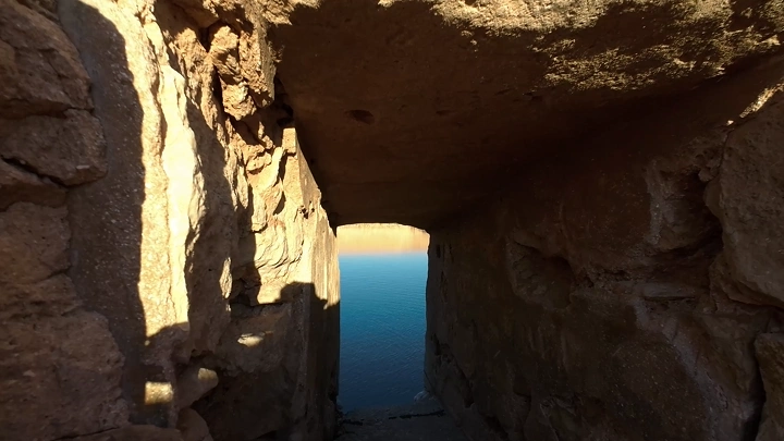 ممر حجري يؤدي إلى بركة عين زبيدة الأثري، لقطة درون.