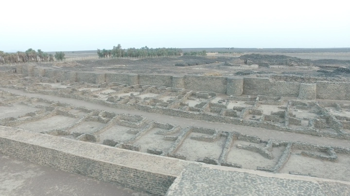 أنقاض قصر خراش الأثري في قرية فيد، لقطة جوية.