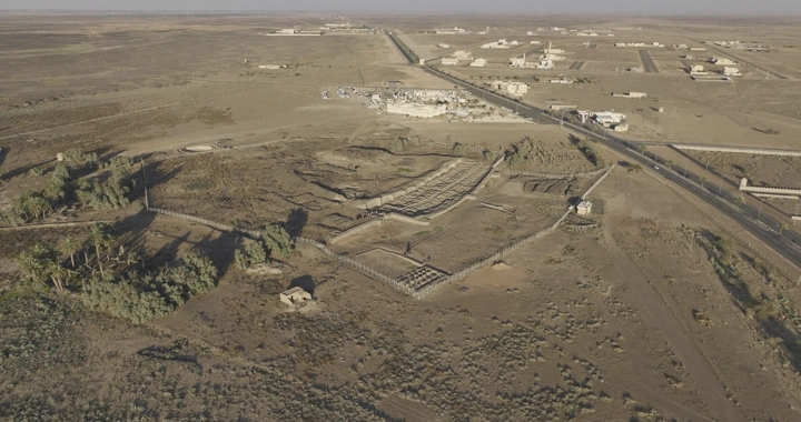 قصر خراش الأثري في قرية فيد، لقطة جوية نهارية.