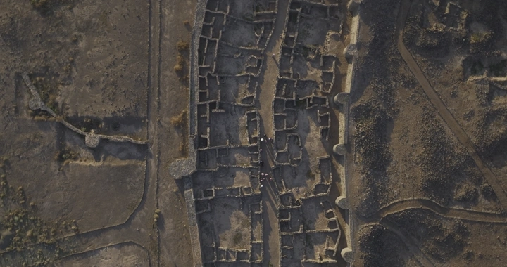 أنقاض قصر خراش الأثري في قرية فيد، لقطة جوية.