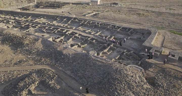 قصر خراش الأثري في قرية فيد، لقطة جوية.