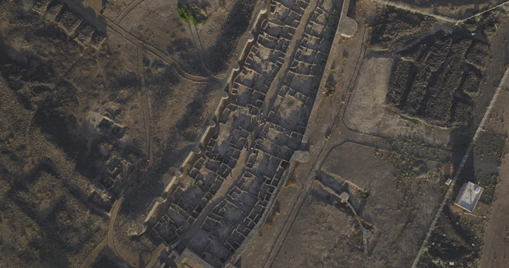 قصر خراش الأثري في قرية فيد، لقطة جوية.