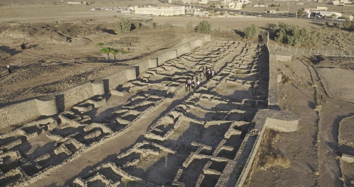 أنقاض قصر خراش الأثري في قرية فيد، لقطة جوية.