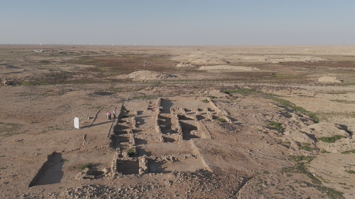 موقع زبالا الأثري في رفحاء، تصوير جوي في وضح النهار.