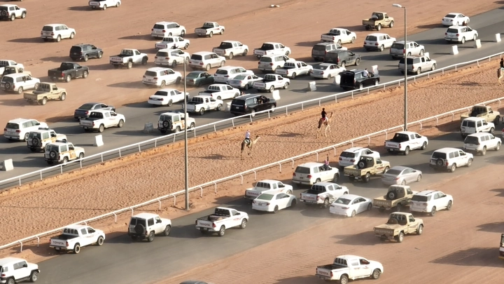 سباق هجن في الصحراء، لقطة جوية نهارية.