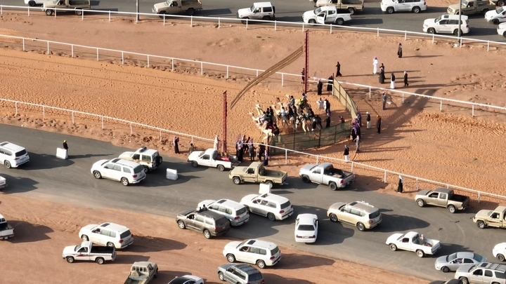 سباق هجن في الصحراء، لقطة جوية.