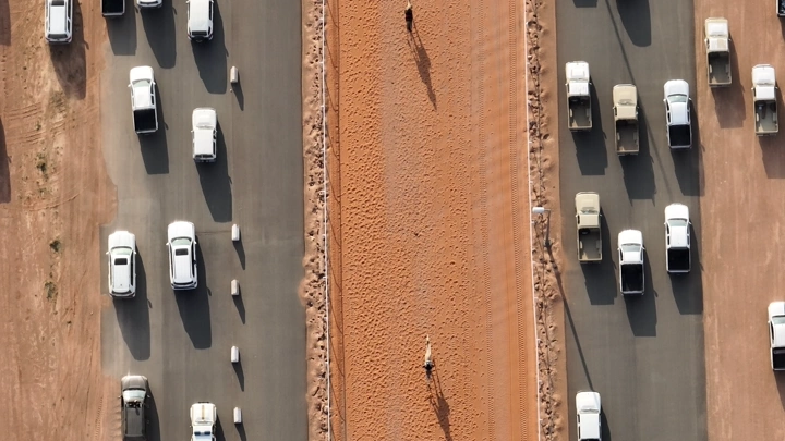 سباق هجن في الصحراء، لقطة جوية.