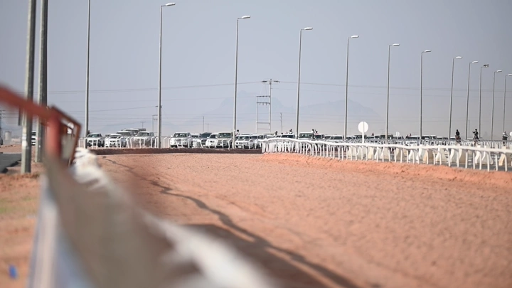 مضمار سباق الهجن في الصحراء، لقطة منخفضة.