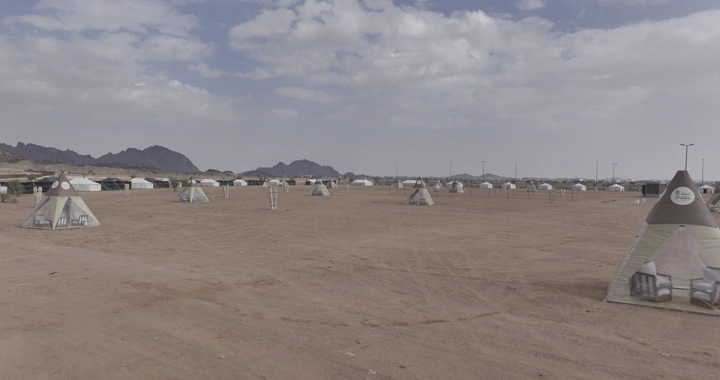 خيام في صحراء مشار حائل تحت سماء غائمة، لقطة بانورامية.