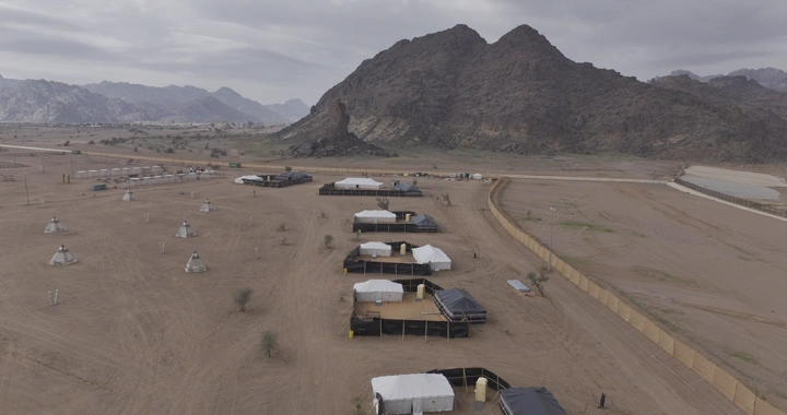 مخيمات في صحراء حائل بجانب الجبال، لقطة جوية.
