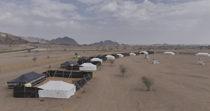 مخيمات في صحراء مشار حائل تحت سماء غائمة، لقطة جوية.