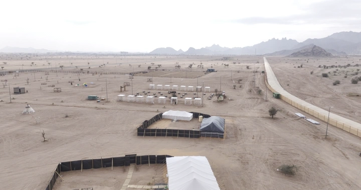 مخيمات في صحراء حائل تحت سماء غائمة، لقطة جوية.