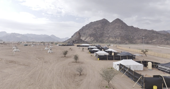 خيام في صحراء حائل مع جبال في الخلفية، لقطة جوية.