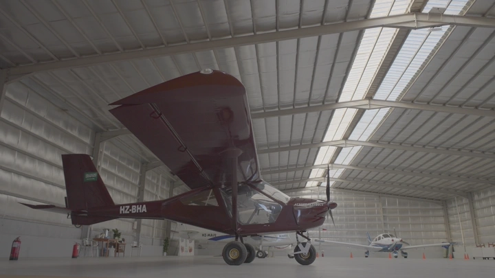 طائرة صغيرة داخل مستودع طائرات حديثة، لقطة داخلية.