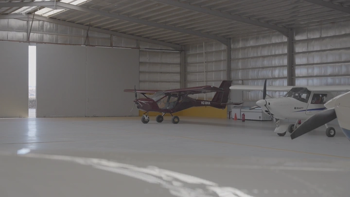 طائرات خاصة داخل ممستودع طائرات، لقطة واسعة.