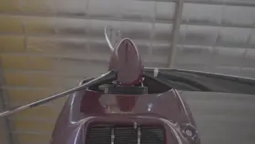 طائرة مروحية في مستودع طائرات، لقطة من الأسفل.