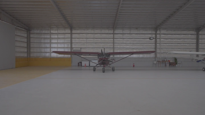 طائرة خاصة داخل مستودع طائرات، لقطة من الأمام.